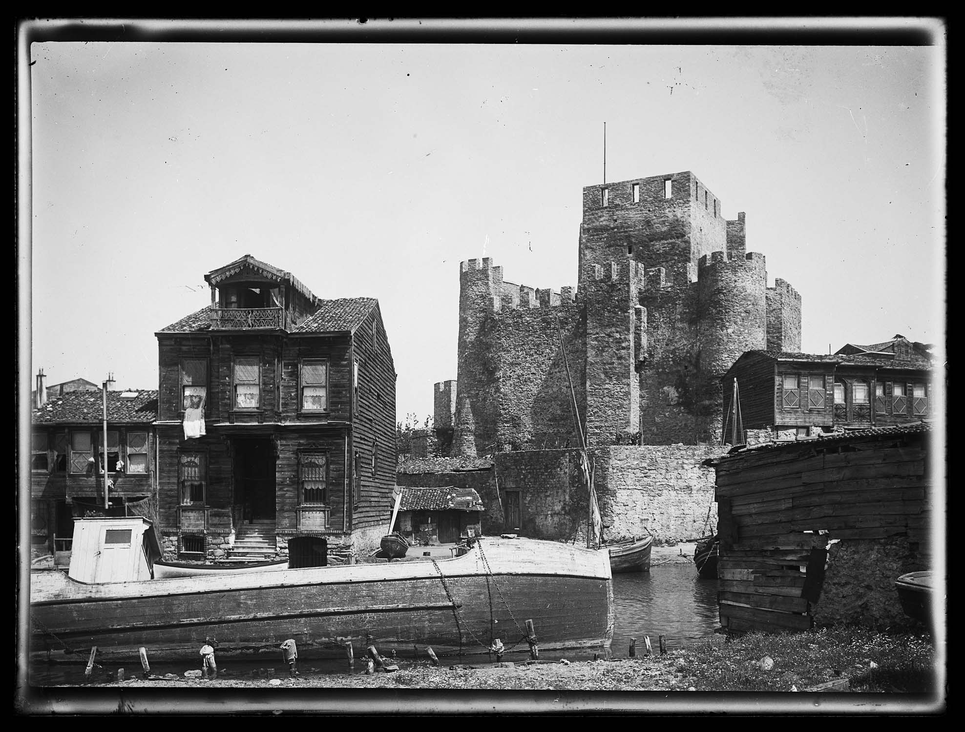 Le château, vu de la rive méridionale du Gök Su